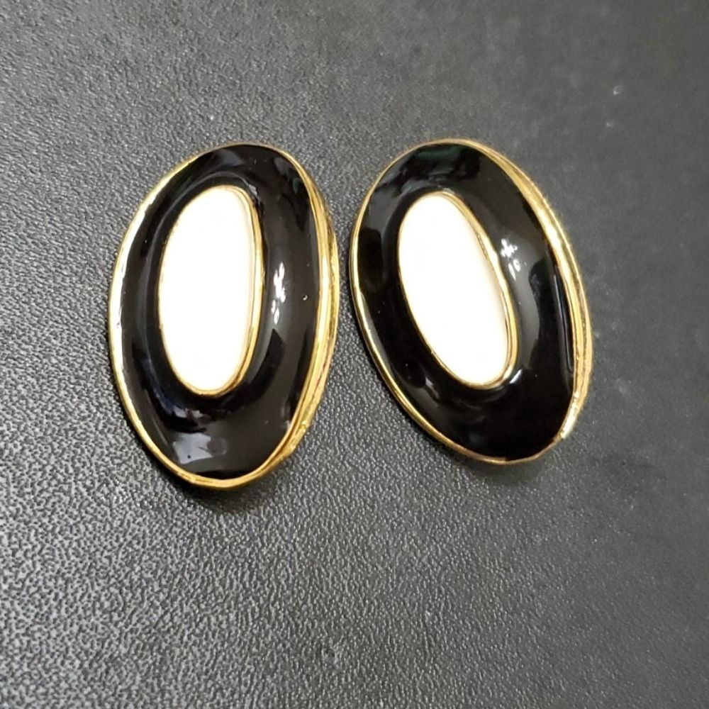Gold tone black and cream oval retro earrings